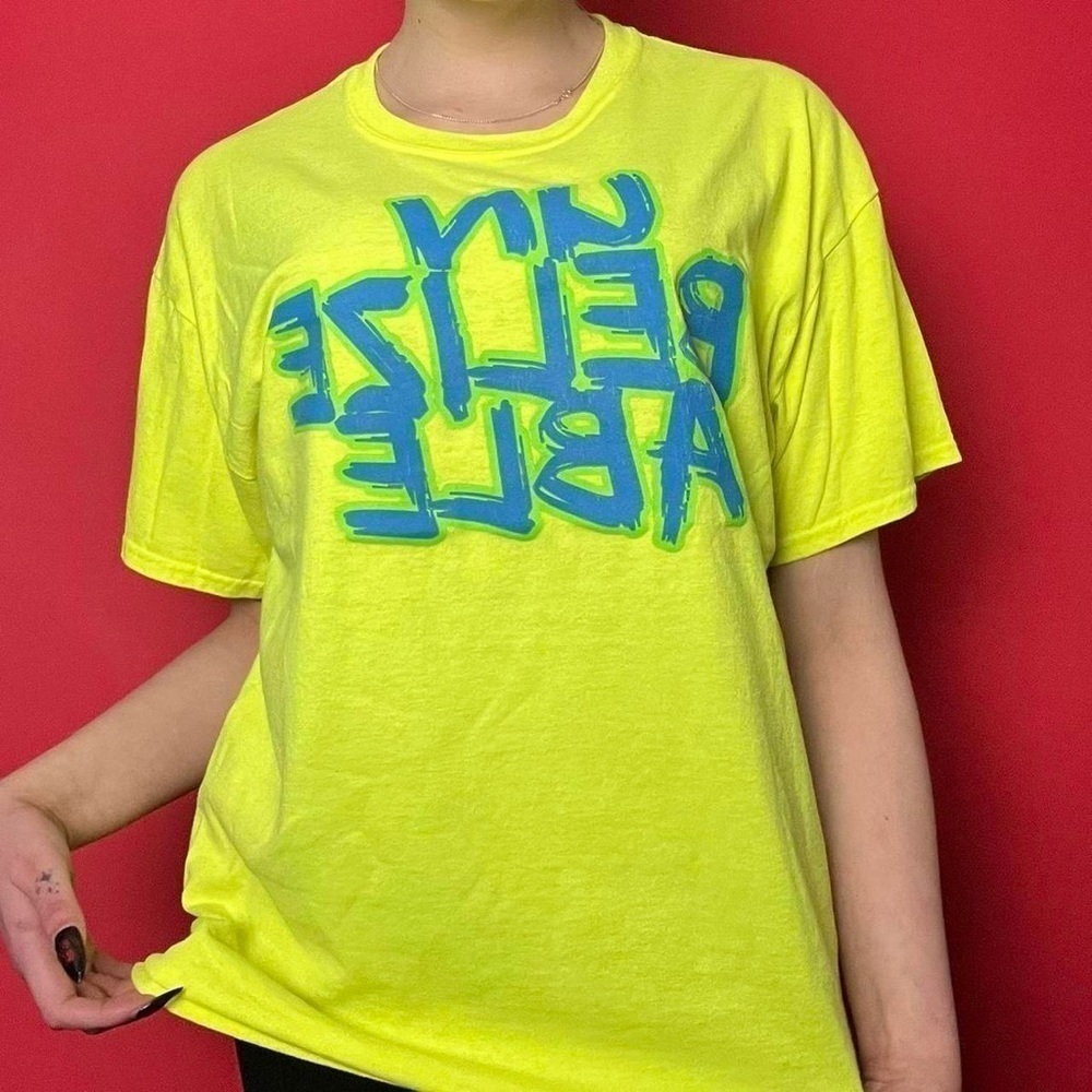 Bright neon yellow / green graphic tee shirt 💛🩵​​​​​​​​​​​​​​​​
